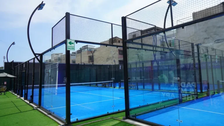 Défense au padel : mieux défendre grâce à la vitre